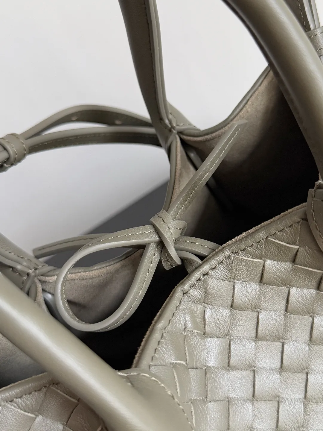 Batch 1660 BOTTEGA VENETA 2025 new product pinacoteca has super soft leather, and the weaving function, practicality and relaxed fashion sense have not been lost❤️‍🔥Amway has given sisters a must-have bag when going out. The size of the bag also accurately meets the commuting needs of urban beauties. It can accommodate mobile phones, keys, lipstick, powder, sunscreen, shopping bags...all of it! ! ! 🔥The capacity should not be underestimated~ It does not choose people, clothes, or occasions. With its majestic curved outline, exquisite woven texture, delicate edges and rounded handles, this woven vegetable basket bag truly achieves the goal of "dressing up and being fashionable without getting in the way"~ Are you interested in Jimei? Style number: 819004 Size: 24*15*12cm